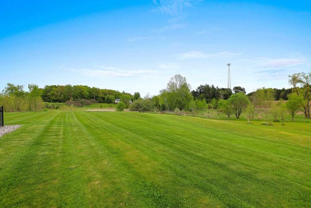 458 HIGH RIDGE TRAIL, Pulaski, WI 54162