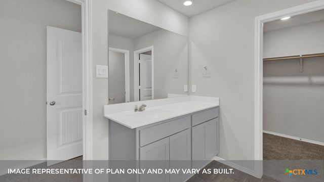 1032 VILLAGE Run, Seguin, TX 78155