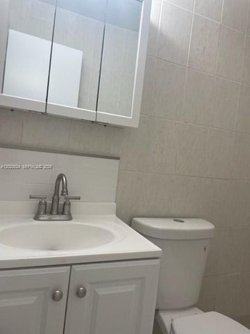 6141 Wiley St, Hollywood, FL 33023