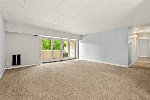 55 Highland Rd 205, Bethel Park, PA 15102