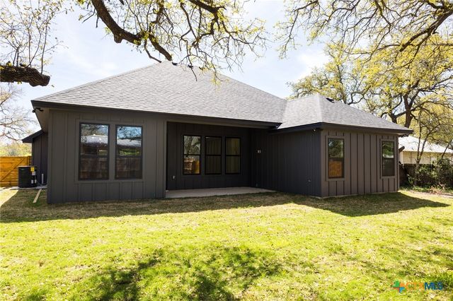 1105 W 1st Street, Lampasas, TX 76550