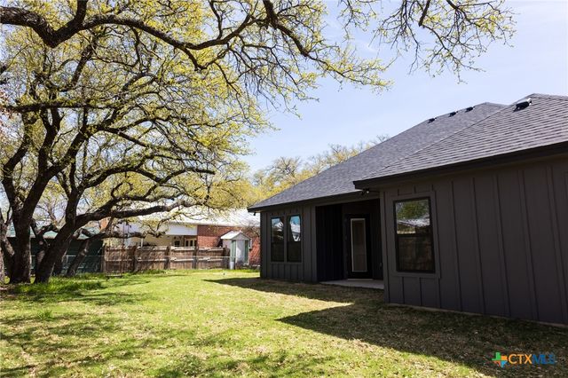 1105 W 1st Street, Lampasas, TX 76550