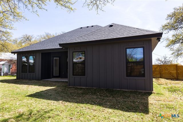 1105 W 1st Street, Lampasas, TX 76550