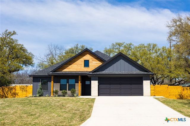 1105 W 1st Street, Lampasas, TX 76550