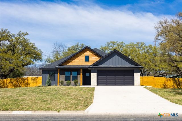 1105 W 1st Street, Lampasas, TX 76550