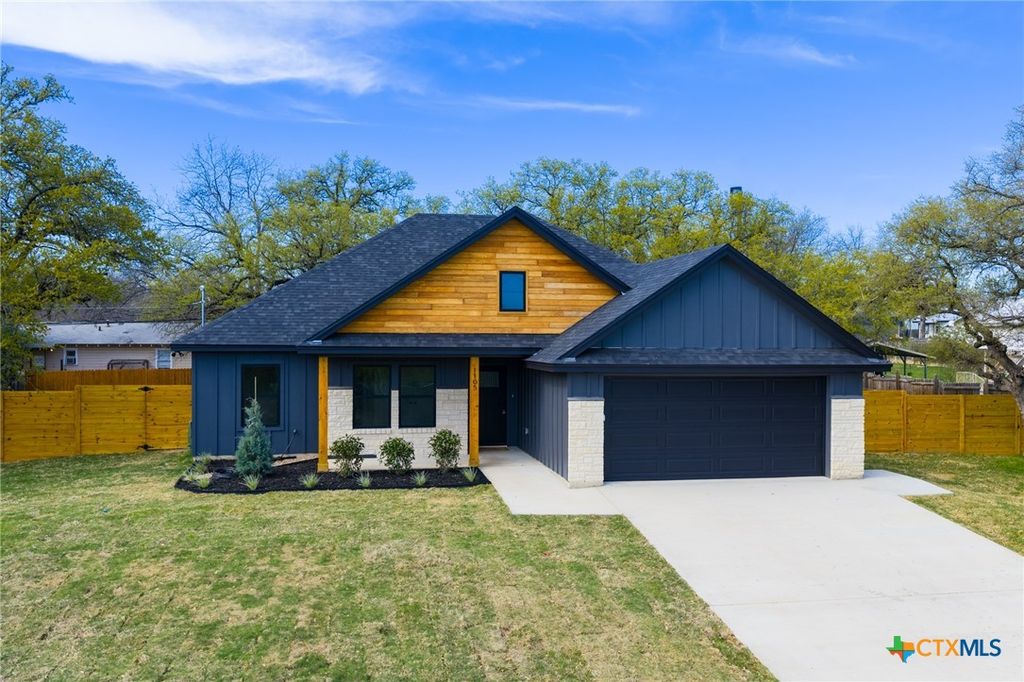 1105 W 1st Street, Lampasas, TX 76550