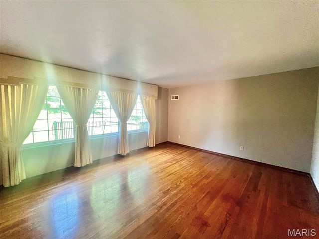 2637 Garham Drive, St Louis, MO 63136