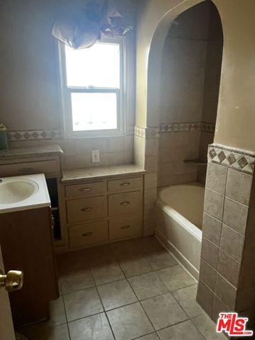 1429 W 94th Place, Los Angeles, CA 90047