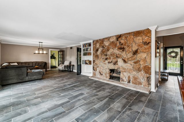 3300 Overland Pass, Northbrook, IL 60062