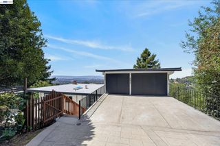 6077 Skyline Blvd, Oakland, CA 94611