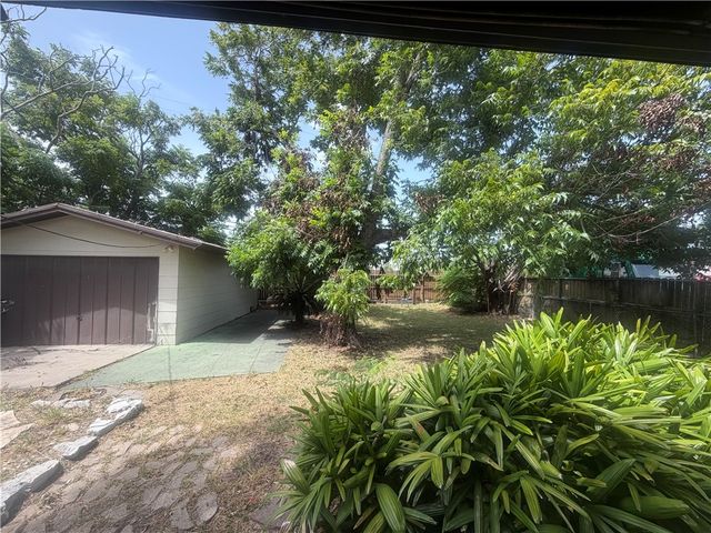 4010 Robinhood Dr, Corpus Christi, TX 78411