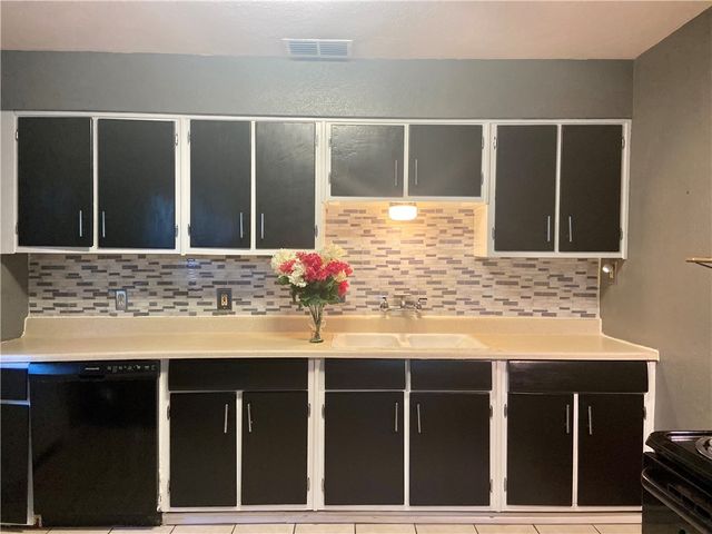 4010 Robinhood Dr, Corpus Christi, TX 78411
