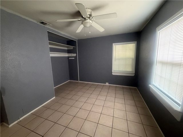 4010 Robinhood Dr, Corpus Christi, TX 78411