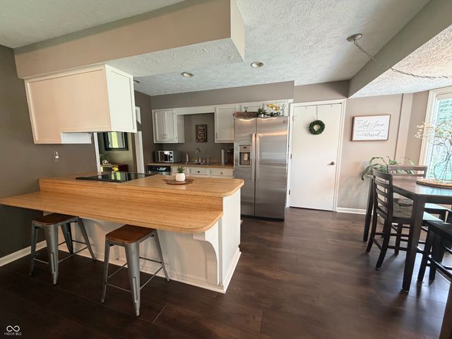 325 Rolling Trails Road, Greenwood, IN 46142