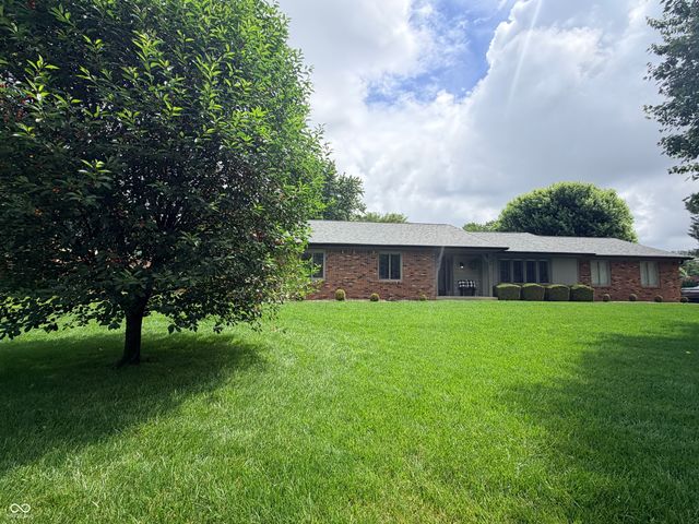 325 Rolling Trails Road, Greenwood, IN 46142