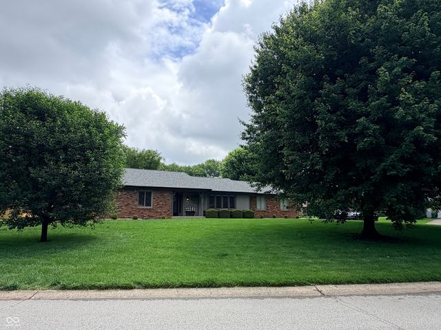 325 Rolling Trails Road, Greenwood, IN 46142