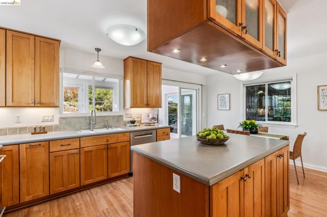 5861 Bernhard Ave, Richmond, CA 94805