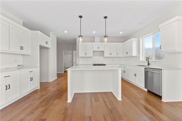 351 SW Chavis Drive, Blue Springs, MO 64014