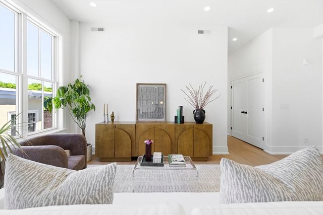 4471 Washtington St 1, Boston, MA 02131