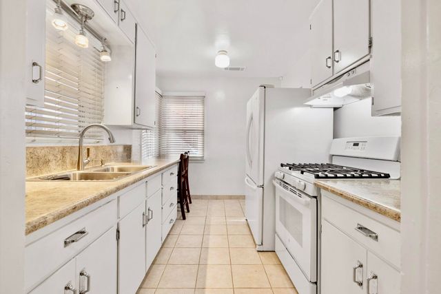 807 W Grove Avenue, Visalia, CA 93291