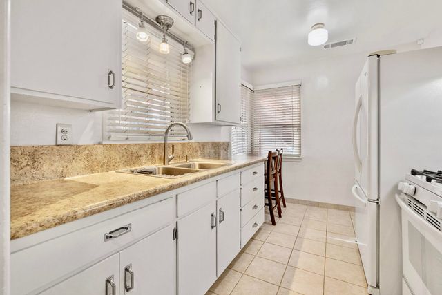 807 W Grove Avenue, Visalia, CA 93291