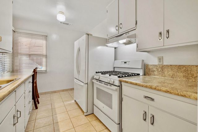 807 W Grove Avenue, Visalia, CA 93291