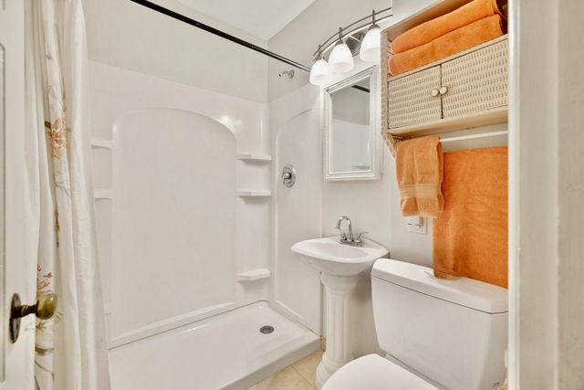 807 W Grove Avenue, Visalia, CA 93291