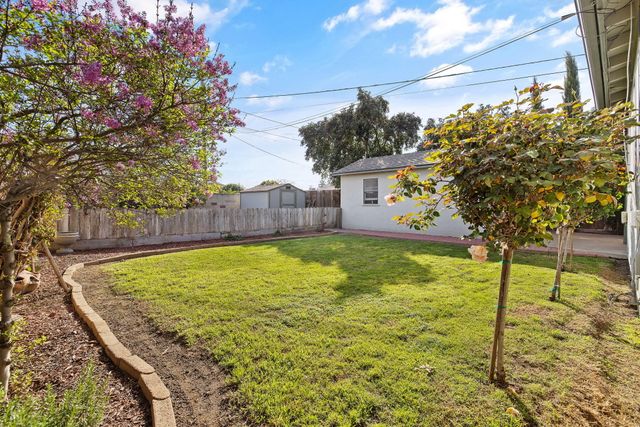 807 W Grove Avenue, Visalia, CA 93291