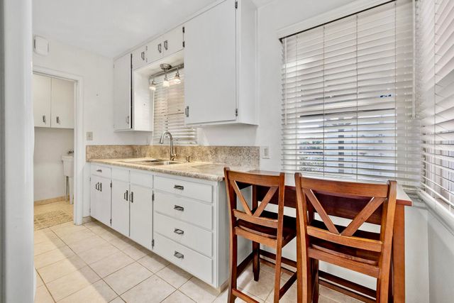 807 W Grove Avenue, Visalia, CA 93291