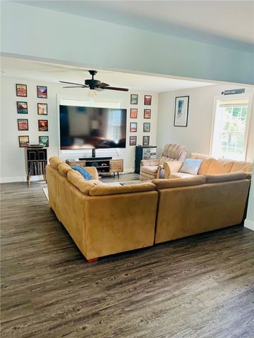 215 Metacom Avenue, Bristol, RI 02809