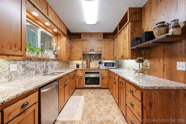 1561 E Country Club Drive, Vinita, OK 74301