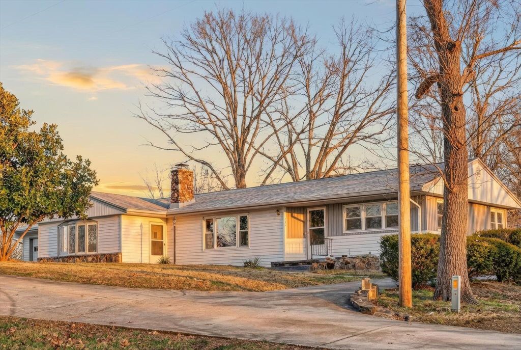 202 Cardinal Road, Forsyth, MO 65653