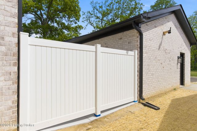 2902 Megan Thompson Way, Louisville, KY 40220