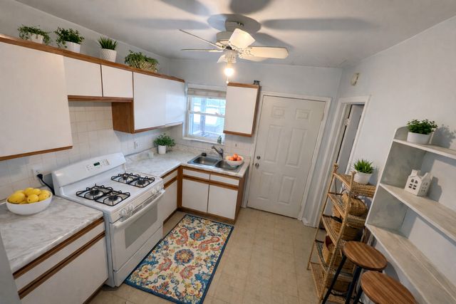 944 W 18TH Street, Chicago, IL 60608