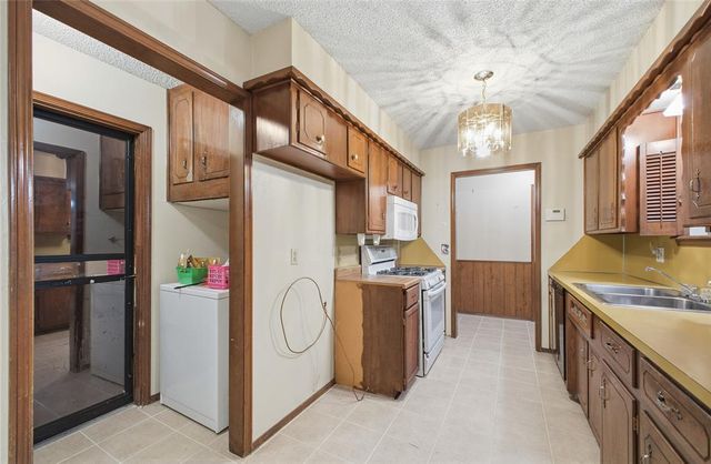 1009 Hampton Drive, Del City, OK 73115