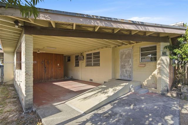621 SE 4th Street, Hialeah, FL 33010