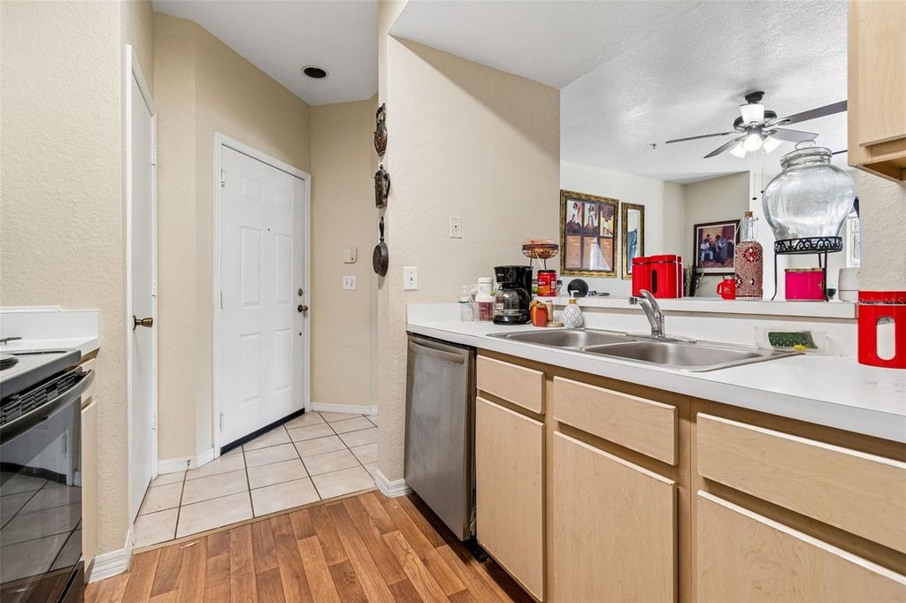 Image 6 of property listing at 8414 LUCUYA WAY 201, Tampa, FL 33637