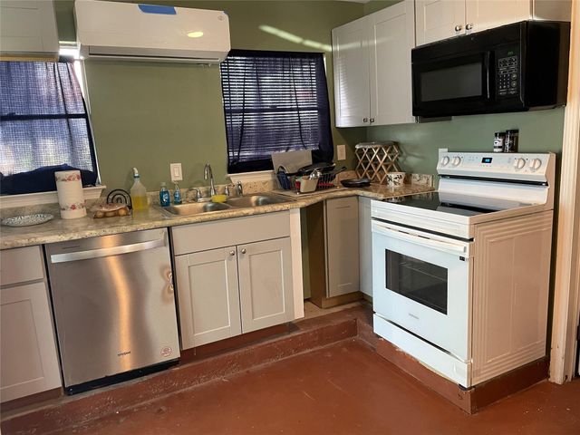 618 Warsaw Street, Bayou Vista, TX 77563
