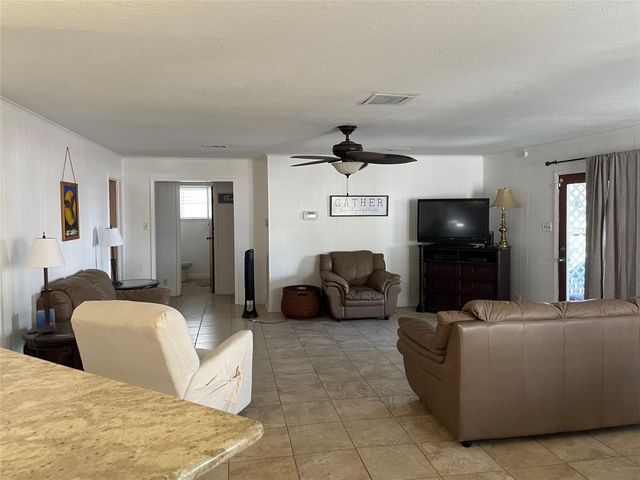 618 Warsaw Street, Bayou Vista, TX 77563