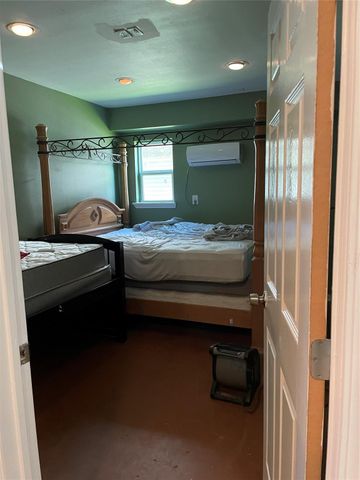 618 Warsaw Street, Bayou Vista, TX 77563