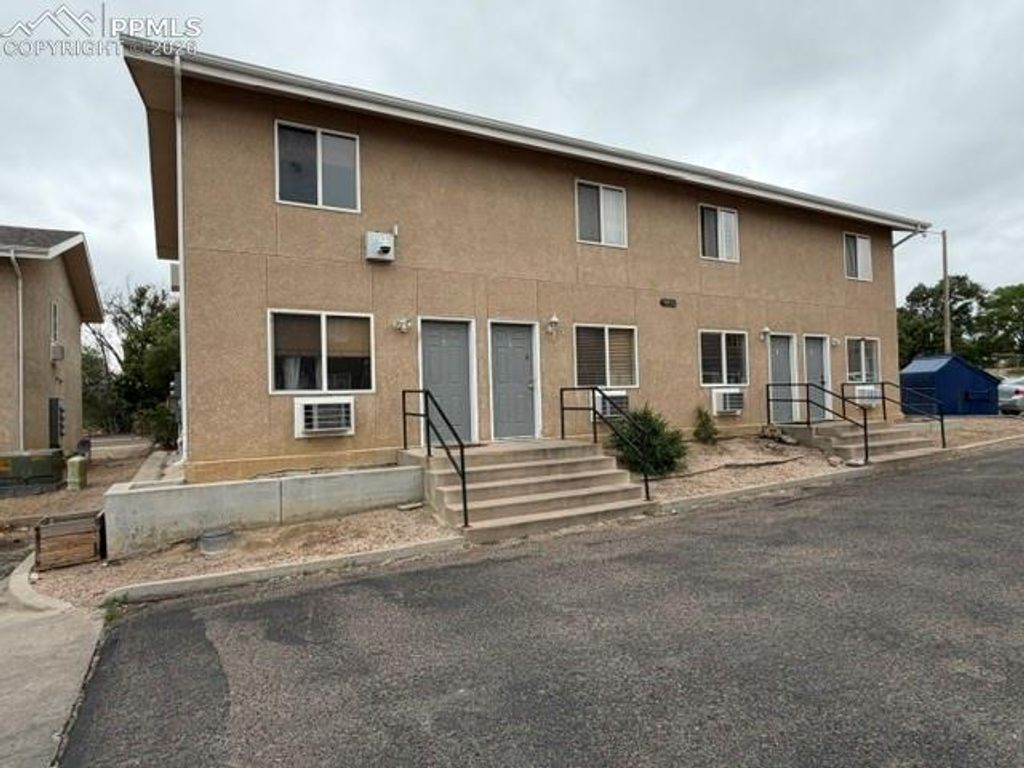 1701 Oakshire Lane, Pueblo, CO 81001 — exterior