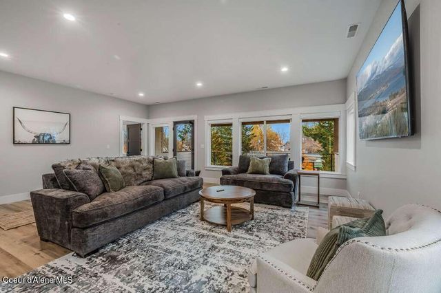 422 S 3rd AVE, Sandpoint, ID 83864