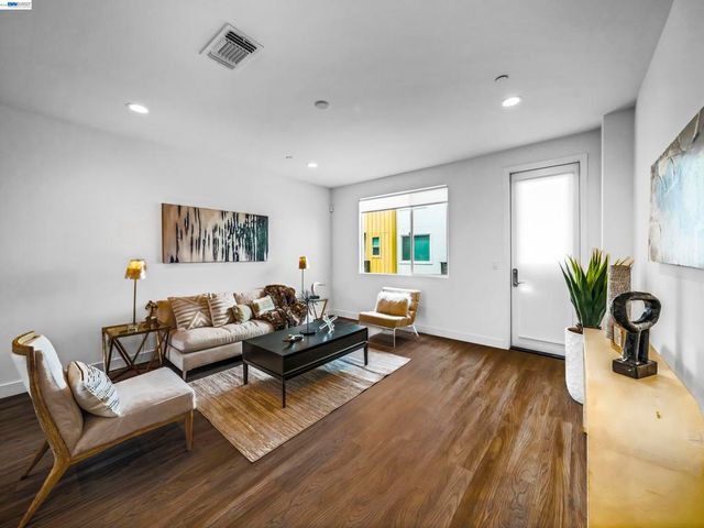 2309 Myrtle St, Oakland, CA 94607