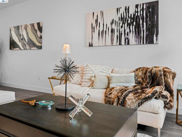 2309 Myrtle St, Oakland, CA 94607