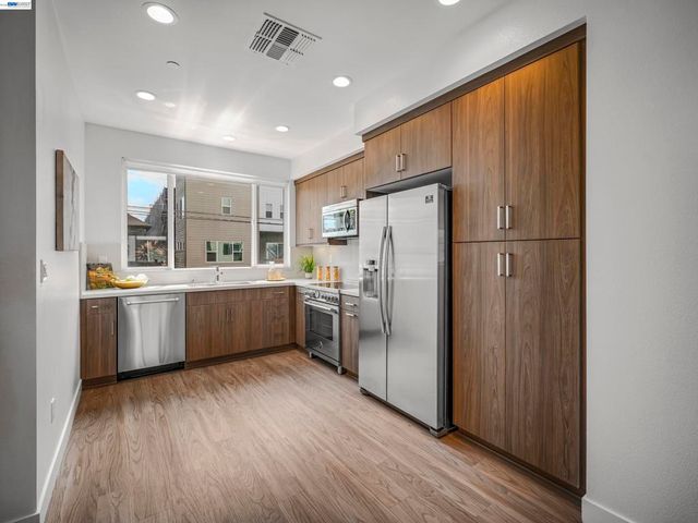 2309 Myrtle St, Oakland, CA 94607