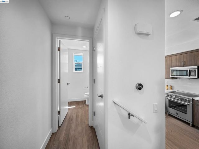 2309 Myrtle St, Oakland, CA 94607