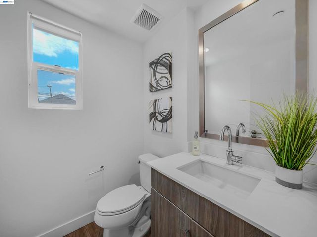 2309 Myrtle St, Oakland, CA 94607