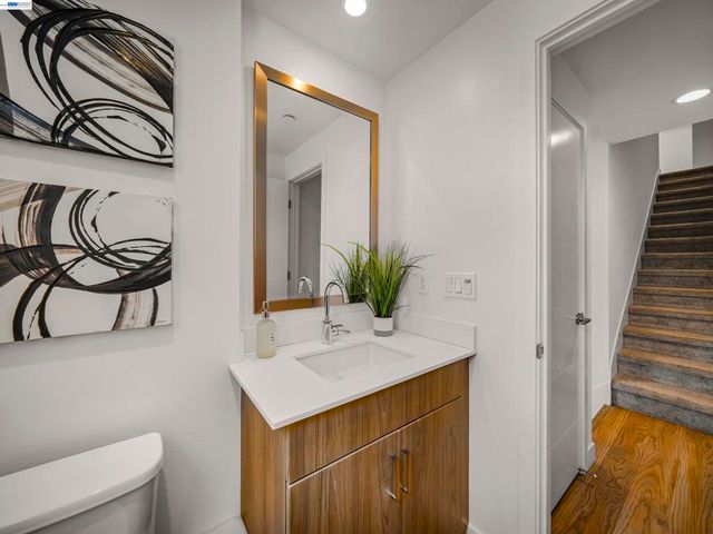 2309 Myrtle St, Oakland, CA 94607