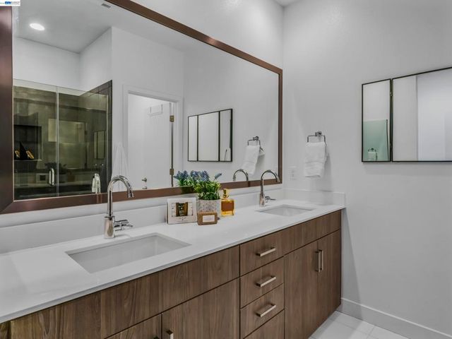 2309 Myrtle St, Oakland, CA 94607