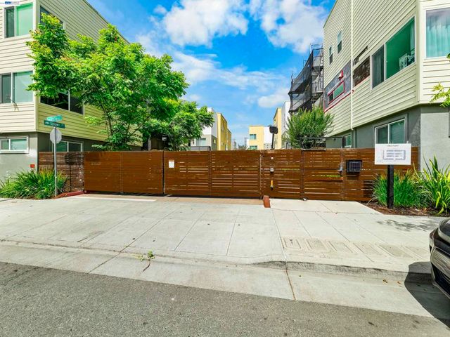 2309 Myrtle St, Oakland, CA 94607